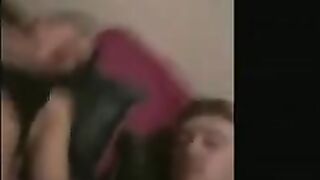 Молоденькая шалава ебется в сексуальном нижнем белье