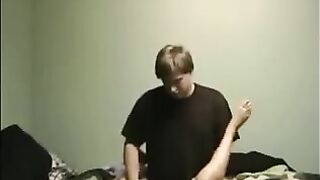 Шлюха сосет и ебется на огромном хуе
