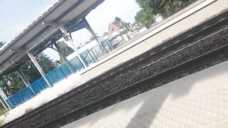 Хуесос снимает пизду шлюхи в юбке на скрытую камеру в автобусе