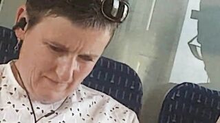 Хуесос снимает пизду шлюхи в юбке на скрытую камеру в автобусе