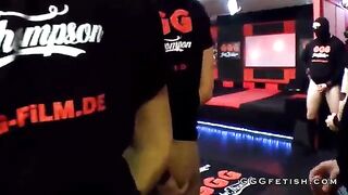 Две шалавы трахаются в попку и киску с группой грязных ублюдков