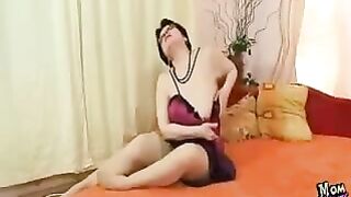 Старая сука довела себя до оргазма вибратором